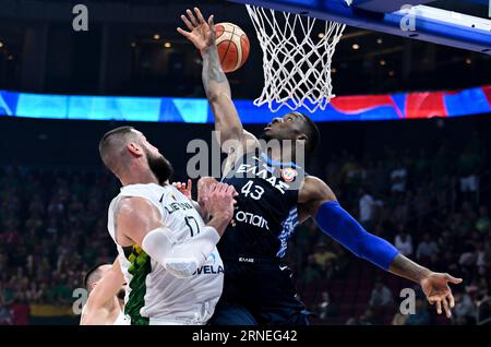 Manila, Filippine. 1 settembre 2023. La Grecia Thanasis Antetokounmpo (R) partecipa al secondo turno tra Lituania e Grecia alla Coppa del mondo FIBA 2023 a Manila, nelle Filippine, 1 settembre 2023. Credito: He Changshan/Xinhua/Alamy Live News Foto Stock