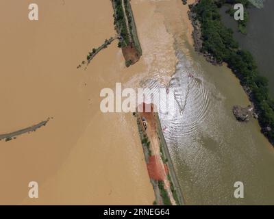 (160622) -- POYANG, 22 giugno 2016 -- gli escavatori riempiono una breccia nella diga di Xiangyang nella contea di Poyang, nella provincia del Jiangxi della Cina orientale, 22 giugno 2016. Circa 500 poliziotti armati hanno iniziato a riparare una lacuna di 100 metri nelle difese fluviali mercoledì. ) (lfj) CHINA-JIANGXI-POYANG-BANK BREACH-MENDING (CN) ZhouxMi PUBLICATIONxNOTxINxCHN 160622 Poyang 22 giugno 2016 gli escavatori RIEMPIONO una breccia A Xiang Yang Dyke nella provincia di Jiangxi della contea di Poyang nella Cina orientale 22 giugno 2016 circa 500 polizia armata hanno iniziato a RIPARARE un CAP di 100 metri nelle difese fluviali mercoledì lfj Cina Jiangxi Poyang Bank Breach Mending CN ZH Foto Stock
