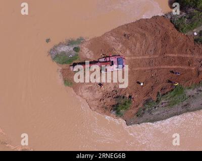 (160622) -- POYANG, 22 giugno 2016 -- un escavatore riempie una breccia nella diga di Xiangyang nella contea di Poyang, nella provincia del Jiangxi della Cina orientale, 22 giugno 2016. Circa 500 poliziotti armati hanno iniziato a riparare una lacuna di 100 metri nelle difese fluviali mercoledì. ) (lfj) CHINA-JIANGXI-POYANG-BANK BREACH-MENDING (CN) ZhouxMi PUBLICATIONxNOTxINxCHN 160622 Poyang 22 giugno 2016 a scavatore riempie una breccia A Xiang Yang Dyke nella provincia di Jiangxi della contea di Poyang nella Cina orientale 22 giugno 2016 circa 500 polizia armata ha iniziato a RIPARARE un CAP di 100 metri nelle difese fluviali mercoledì lfj China Jiangxi Poyang Bank Breach Mending Foto Stock