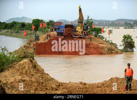 (160622) -- POYANG, 22 giugno 2016 -- un escavatore riempie una breccia nella diga di Xiangyang nella contea di Poyang, nella provincia del Jiangxi della Cina orientale, 22 giugno 2016. Circa 500 poliziotti armati hanno iniziato a riparare una lacuna di 100 metri nelle difese fluviali mercoledì. ) (lfj) CHINA-JIANGXI-POYANG-BANK BREACH-MENDING (CN) WanxXiang PUBLICATIONxNOTxINxCHN 160622 Poyang 22 giugno 2016 a scavatore riempie una breccia A Xiang Yang Dyke nella provincia di Jiangxi della contea di Poyang nella Cina orientale 22 giugno 2016 circa 500 polizia armata ha iniziato a RIPARARE un CAP di 100 metri nelle difese fluviali mercoledì lfj China Jiangxi Poyang Bank Breach Mendi Foto Stock