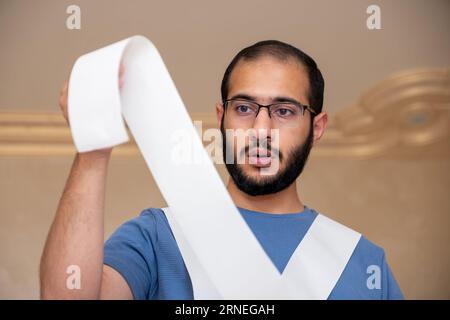 un uomo scioccato dall'ammontare delle bollette che deve pagare Foto Stock