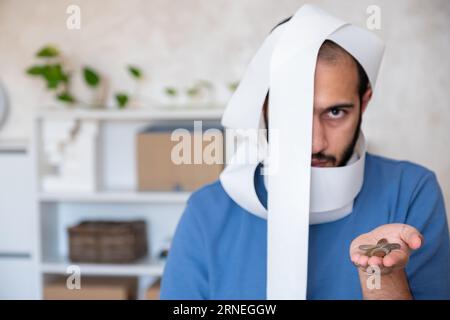 un uomo scioccato dall'ammontare delle bollette che deve pagare Foto Stock