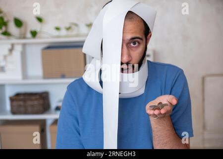 un uomo scioccato dall'ammontare delle bollette che deve pagare Foto Stock