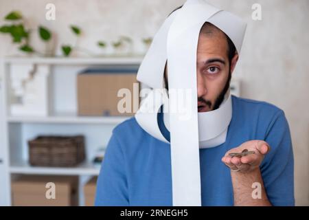 un uomo scioccato dall'ammontare delle bollette che deve pagare Foto Stock