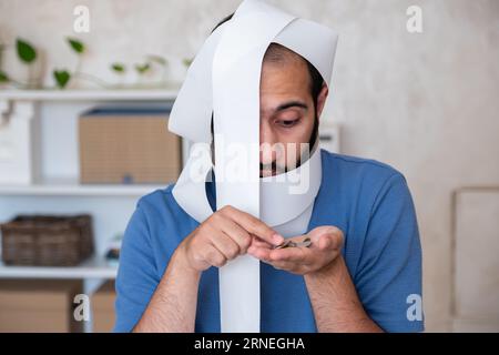 un uomo scioccato dall'ammontare delle bollette che deve pagare Foto Stock