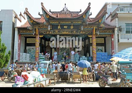 Überschwemmungen im Osten Chinas (160623) -- POYANG, 23 giugno 2016 -- gli abitanti del villaggio ottengono materiali di soccorso nel villaggio di Zhangjialing della contea di Guxiandu nella provincia di Jiangxi nella Cina orientale, 23 giugno 2016. Dopo giorni di forti piogge in tutta la regione, un fiume nella cittadina di Guxiandu ha attraversato le sue rive lunedì sera. Circa 13.000 persone sono state trasferite in luoghi più sicuri e più di 10.000 mu (667 ettari) di terreni agricoli sono stati inondati. Circa 500 poliziotti stavano correggendo un divario di 64 metri nella difesa fluviale. ) (lfj) CHINA-JIANGXI-POYANG-FLOOD (CN) WanxXiang PUBLICATIONxNOTxINxCHN alluvione ad est Foto Stock