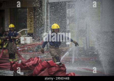 Hongkong: Brand in Industriegebäude (160623) - HONG KONG, 23 giugno 2016 - i vigili del fuoco lavorano per spegnere il fuoco in un edificio industriale a più piani nell'area di East Kowloon a Hong Kong, Cina meridionale, 23 giugno 2016. L'incendio scoppiato in un edificio industriale a Hong Kong è stato aggiornato al numero 4 dell'allarme martedì sera. Un vigile del fuoco è stato ucciso e altri sette vigili del fuoco sono rimasti feriti mentre combattevano contro l'incendio. )(mcg) CHINA-HONG KONG-INDUSTRIAL BUILDING-FIRE (CN) LuixSiuxWai PUBLICATIONxNOTxINxCHN Hong Kong Brand in Industrial Buildings 160623 Hong Kong 23 giugno 2016 i vigili del fuoco lavorano per spegnere il fuoco Foto Stock