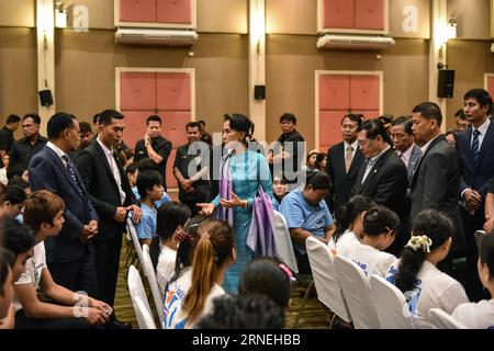 Aung San Suu Kyi spricht vor Arbeitern in Mahachai, Thailand (160623) -- SAMUT SAKHON, June 23, 2016 -- Myanmar State Counselor and Foreign Minister Aung San Suu Kyi (C) talks with Myanmar migrant worker representatives in Samut Sakhon province, Thailand, June 23, 2016. Aung San Suu Kyi on Thursday met with Myanmar migrant workers in Samut Sakhon province, a fishing industry hub, after arriving in Thailand for a three-day visit. ) THAILAND-SAMUT SAKHON-MYANMAR-AUNG SAN SUU KYI-VISIT LixMangmang PUBLICATIONxNOTxINxCHN   Aung San Suu Kyi speaks before Workers in Maha Chai Thai country 160623 Sam Stock Photo