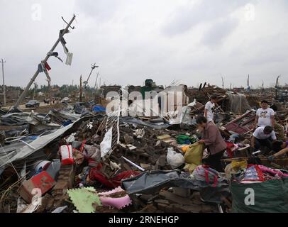 (160624) -- YANCHENG, 24 giugno 2016 -- gli abitanti del villaggio cercano i loro averi presso i detriti nel villaggio di Beichen nella contea di Funing, nella città di Yancheng, nella provincia di Jiangsu della Cina orientale, 24 giugno 2016. Il bilancio delle vittime del tornado e delle grandine in Jiangsu è salito a 98, il quartier generale di soccorso locale ha detto venerdì. Circa 800 persone sono rimaste ferite. )(wyo) CHINA-JIANGSU-YANCHENG-TORNADO-HAILSTORM-AFTERMATH (CN) DingxTing PUBLICATIONxNOTxINxCHN 160624 Yancheng 24 giugno 2016 abitanti del villaggio cercano la loro appartenenza AI detriti nel villaggio di Beichen nella contea di Funing nella città di Yancheng nella provincia di Jiangsu nella Cina orientale 24 giugno 2 Foto Stock