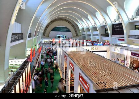 (160624) -- PECHINO, 24 giugno 2016 -- la gente visita l'Expo internazionale del tè di Pechino a Pechino, capitale della Cina, 24 giugno 2016. Il Tea expo di quattro giorni è iniziato qui venerdì. ) (Yxb/zkr) CHINA-BEIJING-TEA EXPO(CN) LixXin PUBLICATIONxNOTxINxCHN 160624 Pechino 24 giugno 2016 celebrità visitano la Beijing International Tea EXPO a Pechino capitale della Cina 24 giugno 2016 ha preso il via qui venerdì yxb CCR China Beijing Tea EXPO CN LixXin PUBLICATIONxNOTxINxCHN Foto Stock