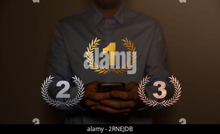 Podio per primo, secondo, terzo posto con laurel, numero e testo. Oro, argento e bronzo sul palco su sfondo rosso. Foto Stock