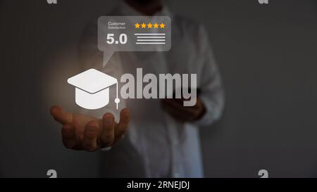 Tappo di graduazione con globo di terra. Concetto di studio aziendale globale, istruzione all'estero, Back to School. Education in Global World, Study Abroad. Foto Stock