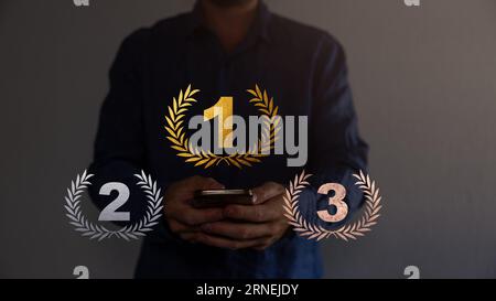 Podio per primo, secondo, terzo posto con laurel, numero e testo. Oro, argento e bronzo sul palco su sfondo rosso. Foto Stock