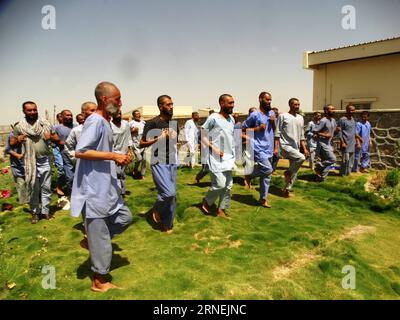 (160625) -- HELMAND, 25 giugno 2016 -- Drug Addicts Exercise at a Drug Addicts Treatment Center in Helmand province, Afghanistan meridionale, 25 giugno 2016. ) AFGHANISTAN-HELMAND-DURG-ADDICT-TREATMENT AbdulxAzizxSafdari PUBLICATIONxNOTxINxCHN 160625 Helmand giugno 25 2016 Drug Addicts EXERCISE AT a Drug Addicts Treatment Center in Helmand Province Southern Afghanistan giugno 25 2016 Afghanistan Helmand DURG Addict Treatment AbdulxAzizxSafdari PUBLICATIONxNOTxINxCHN Foto Stock