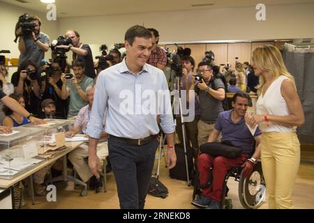 Parlamentswahlen in spagnolo - Stimmabgabe von Pedro Sanchez (160626) -- MADRID, 26 giugno 2016 -- il leader socialista (PSOE) Pedro Sanchez (C) se ne va dopo aver espresso il suo voto a Pozuelo de Alarcon vicino a Madrid, in Spagna, il 26 giugno 2016. Le votazioni sono iniziate alle 9.00 ora locale nelle seconde elezioni generali in Spagna in sei mesi. ) SPAGNA-MADRID-ELEZIONI GENERALI JavierxOrtegaxPonce PUBLICATIONxNOTxINxCHN elezioni parlamentari in Spagna voti da Pedro Sanchez 160626 Madrid giugno 26 2016 il leader socialista del PSOE Pedro Sanchez C lascia dopo aver espresso il suo VOTO a Pozuelo de Alarcon vicino Madrid Spagna IL 26 giugno 2 Foto Stock