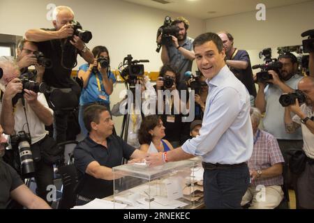 Parlamentswahlen in spagnolo - Stimmabgabe von Pedro Sanchez (160626) -- MADRID, 26 giugno 2016 -- il leader socialista (PSOE) Pedro Sanchez (fronte R) esprime il suo voto a Pozuelo de Alarcon vicino a Madrid, in Spagna, il 26 giugno 2016. Le votazioni sono iniziate alle 9.00 ora locale nelle seconde elezioni generali in Spagna in sei mesi. ) SPAGNA-MADRID-ELEZIONI GENERALI JavierxOrtegaxPonce PUBLICATIONxNOTxINxCHN elezioni parlamentari in Spagna voti da Pedro Sanchez 160626 Madrid giugno 26 2016 il leader socialista del PSOE Pedro Sanchez Front r pronuncia il suo VOTO a Pozuelo de Alarcon vicino a Madrid Spagna IL 26 2016 giugno le votazioni sono iniziate A Foto Stock