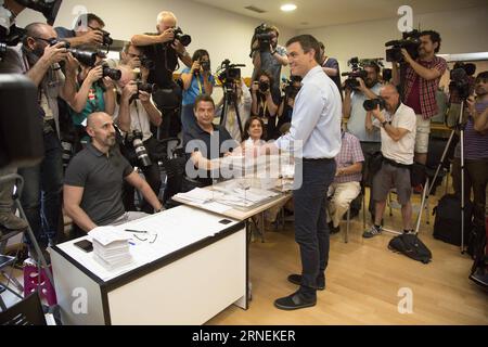 Parlamentswahlen in Spanien - Stimmabgabe von Pedro Sanchez (160626) -- MADRID, June 26, 2016 -- Socialist (PSOE) Leader Pedro Sanchez (C) casts his vote in Pozuelo de Alarcon near Madrid, Spain, on June 26, 2016. Voting began at 9 a.m. local time in the second general election in Spain in six months. ) SPAIN-MADRID-GENERAL ELECTION JavierxOrtegaxPonce PUBLICATIONxNOTxINxCHN   Parliamentary elections in Spain Votes from Pedro Sanchez 160626 Madrid June 26 2016 Socialist PSOE Leader Pedro Sanchez C casts His VOTE in Pozuelo de Alarcon Near Madrid Spain ON June 26 2016 Voting began AT 9 a M Loca Stock Photo