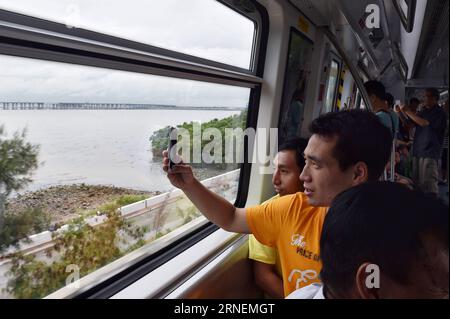 (160628) - SHENZHEN, 28 giugno 2016 -- i passeggeri scattano foto di vedute esterne sulla linea 11 della metropolitana di recente apertura che collega direttamente l'aeroporto di Shenzhen con la stazione di Futian sul Guangzhou-Shenzhen-Hong Kong Express Rail Link, a Shenzhen, nella provincia del Guangdong della Cina meridionale, il 28 giugno 2016. ) (Wyl) CHINA-SHENZHEN-SUBWAY-AIRPORT (CN) MaoxSiqian PUBLICATIONxNOTxINxCHN 160628 Shenzhen giugno 28 2016 i passeggeri scattano foto delle vedute esterne SULLA linea 11 della metropolitana appena aperta che ha direttamente lasciato l'aeroporto di Shenzhen con la stazione Futian SUL Guangzhou Shenzhen Hong Kong Shipping Rail Link a Shenzhen nel sud della Cina Foto Stock