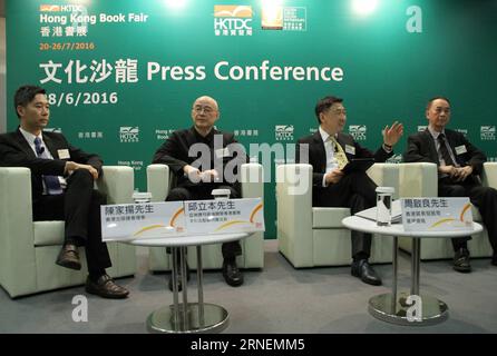(160628) -- HONG KONG, 28 giugno 2016 -- ospiti onorati parlano durante una conferenza stampa della 27a Hong Kong Book Fair a Hong Kong, Cina meridionale, 28 giugno 2016. La Letteratura Cinese delle Arti Marziali è il tema della fiera del libro di quest'anno che si terrà dal 20 al 26 luglio presso il Centro Congressi ed esposizioni di Hong Kong. Si prevede che la fiera attirerà oltre 600 espositori provenienti da circa 30 paesi e regioni). (Wyl/wjq) CHINA-HONG KONG-BOOK FAIR-PRESS CONFERENCE (CN) WangxShen PUBLICATIONxNOTxINxCHN 160628 Hong Kong giugno 28 2016 gli ospiti onorati hanno parlato durante una conferenza stampa del 27th Hong Kong Boo Foto Stock