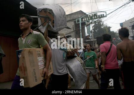 (160628) -- QUEZON CITY, June 28, 2016 -- Residents evacuate with their belongings from a fire scene at a slum area in Quezon City, the Philippines, June 28, 2016. More than 300 shanties were razed in the fire, leaving 600 families homeless, according to the Philippine Bureau of Fire (BFP). ) PHILIPPINES-QUEZON CITY-SLUM AREA-FIRE RouellexUmali PUBLICATIONxNOTxINxCHN   160628 Quezon City June 28 2016 Residents Evacuate With their belonging from a Fire Scene AT a Slum Area in Quezon City The Philippines June 28 2016 More than 300 shanties Were razed in The Fire leaving 600 families Home Accordi Stock Photo