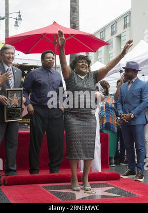 Gospel-Star Shirley Caesar erhält Stern auf dem Walk of Fame (160628) -- LOS ANGELES, 28 giugno 2016 -- la cantante gospel Shirley Caesar si erge sulla sua stella della Hollywood Walk of Fame a Hollywood, negli Stati Uniti il 28 giugno 2016. Shirley Caesar è stata la vincitrice della stella 2,583 nella categoria registrazione. ) U.S.-HOLLYWOOD-WALK OF FAME-SHIRLEY CAESAR YangxLei PUBLICATIONxNOTxINxCHN Gospel Star Shirley Caesar riceve Star on the Walk of Fame 160628 Los Angeles giugno 28 2016 la cantante Gospel Shirley Caesar si erge SULLA sua Hollywood Walk of Fame Star a Hollywood negli Stati Uniti IL 28 2016 giugno Shi Foto Stock