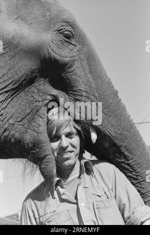 Attuale 22 - 4 - 1974: Junior a LineElephant tamer Arild Arnardo - ora anche come clown. Ha rilevato con grande abilità il numero di "Linon", famoso in tutto il mondo. Foto: Ivar Aaserud / Aktuell / NTB ***FOTO NON ELABORATA*** questo testo è stato tradotto automaticamente! Foto Stock