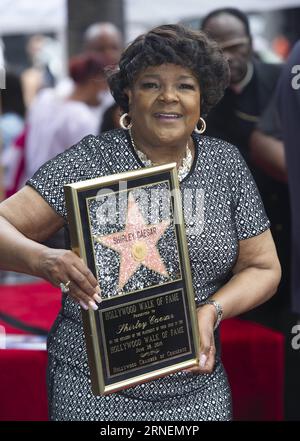 Gospel-Star Shirley Caesar erhält Stern auf dem Walk of Fame (160628) -- LOS ANGELES, 28 giugno 2016 -- la cantante gospel Shirley Caesar si erge sulla sua stella della Hollywood Walk of Fame a Hollywood, negli Stati Uniti il 28 giugno 2016. Shirley Caesar è stata la vincitrice della stella 2,583 nella categoria registrazione. ) U.S.-HOLLYWOOD-WALK OF FAME-SHIRLEY CAESAR YangxLei PUBLICATIONxNOTxINxCHN Gospel Star Shirley Caesar riceve Star on the Walk of Fame 160628 Los Angeles giugno 28 2016 la cantante Gospel Shirley Caesar si erge SULLA sua Hollywood Walk of Fame Star a Hollywood negli Stati Uniti IL 28 2016 giugno Shi Foto Stock