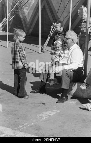 Attuale 22 - 4 - 1974: Junior a LineElephant tamer Arild Arnardo - ora anche come clown. Ha rilevato con grande abilità il numero di "Linon", famoso in tutto il mondo. Foto: Ivar Aaserud / Aktuell / NTB ***FOTO NON ELABORATA*** questo testo è stato tradotto automaticamente! Foto Stock