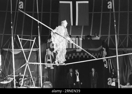 Attuale 22 - 4 - 1974: Junior a LineElephant tamer Arild Arnardo - ora anche come clown. Ha rilevato con grande abilità il numero di "Linon", famoso in tutto il mondo. Foto: Ivar Aaserud / Aktuell / NTB ***FOTO NON ELABORATA*** questo testo è stato tradotto automaticamente! Foto Stock