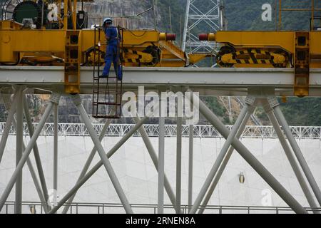 Riesiges Radioteleskop FAST in Pingtang, Cina (160629) -- PINGTANG, 29 giugno 2016 -- Uno staff di lavoro lavora nel cantiere del cinquecento metri apertura Spherical Telescope, o FAST, nella contea di Pingtang, nel sud-ovest della Cina nella provincia di Guizhou, 29 giugno 2016. FAST, il radiotelescopio più grande al mondo, ha un riflettore simile a un piatto, di 500 metri di diametro e composto da 4.450 pannelli. Ora i tecnici hanno assemblato il 99,8% dei pannelli. I lavori di montaggio del catarifrangente saranno completati il 3 luglio. Il telescopio verrà utilizzato per rilevare e raccogliere segnali e dati da Foto Stock