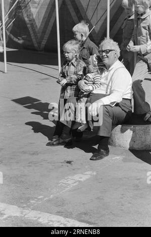 Attuale 22 - 4 - 1974: Junior a LineElephant tamer Arild Arnardo - ora anche come clown. Ha rilevato con grande abilità il numero di "Linon", famoso in tutto il mondo. Foto: Ivar Aaserud / Aktuell / NTB ***FOTO NON ELABORATA*** questo testo è stato tradotto automaticamente! Foto Stock