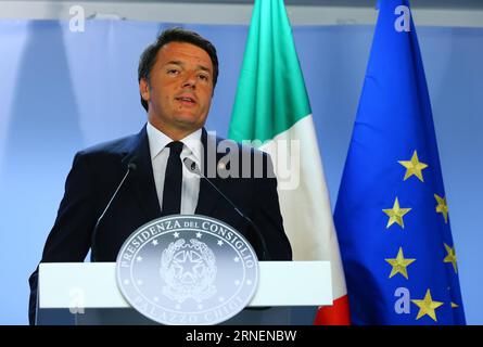 (160629) -- BRUXELLES, 29 giugno 2016 -- il primo ministro italiano Matteo Renzi partecipa a una conferenza stampa presso la sede dell'UE a Bruxelles, in Belgio, il 29 giugno 2016. Mercoledì il presidente del Consiglio europeo Donald Tusk ha dichiarato che i leader dei 27 paesi dell'Unione europea non britannici hanno convenuto che non avrebbero concesso alla Gran Bretagna l'accesso al mercato unico del blocco se la Gran Bretagna non avesse accettato le norme dell'UE sulla libera circolazione. ) VERTICE BELGIO-BRUXELLES-UE GongxBing PUBLICATIONxNOTxINxCHN 160629 Bruxelles giugno 29 2016 il primo ministro italiano Matteo Renzi partecipa a una conferenza stampa PRESSO la sede centrale dell'UE a Brusse Foto Stock