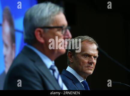 (160629) -- BRUXELLES, 29 giugno 2016 -- il presidente del Consiglio europeo Donald Tusk (R) e il presidente della Commissione europea Jean-Claude Juncker partecipano a una conferenza stampa presso la sede centrale dell'UE a Bruxelles, in Belgio, il 29 giugno 2016. Mercoledì il presidente del Consiglio europeo Donald Tusk ha dichiarato che i leader dei 27 paesi dell'Unione europea non britannici hanno convenuto che non avrebbero concesso alla Gran Bretagna l'accesso al mercato unico del blocco se la Gran Bretagna non avesse accettato le norme dell'UE sulla libera circolazione. ) BELGIO-BRUXELLES-UE-VERTICE GongxBing PUBLICATIONxNOTxINxCHN 160629 Bruxelles giugno 29 2016 Presidente del Consiglio europeo Donald tu Foto Stock