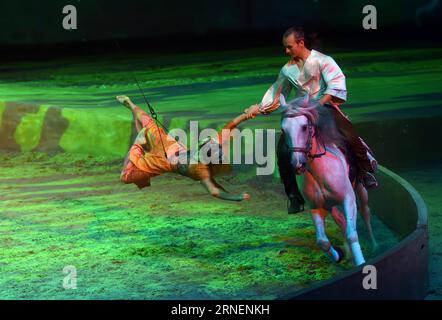 Pferdeshow Cavalia a Pechino (160630) -- PECHINO, 29 giugno 2016 -- Un artista cavalca un cavallo durante lo spettacolo Cavalia tenutosi nel Parco Chaoyang a Pechino, capitale della Cina, 29 giugno 2016. Cavilia è un nuovo mix di arti equestri e performative, multimedia ed effetti speciali, che integrano in modo innovativo acrobazie, danza, acrobazie aeree e musica dal vivo. Ha iniziato il suo tour mondiale nell'estate del 2003.) (wx) CHINA-BEIJING-CAVALIA SHOW (CN) JinxLiangkuai PUBLICATIONxNOTxINxCHN Horse Show Cavalia a Pechino 160630 Pechino giugno 29 2016 un Performer cavalca un cavallo durante il Cavalia Show Hero a Chao Yang P. Foto Stock