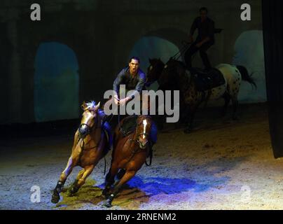 Pferdeshow Cavalia a Pechino (160630) -- PECHINO, 29 giugno 2016 -- Un artista cavalca un cavallo durante lo spettacolo Cavalia tenutosi nel Parco Chaoyang a Pechino, capitale della Cina, 29 giugno 2016. Cavilia è un nuovo mix di arti equestri e performative, multimedia ed effetti speciali, che integrano in modo innovativo acrobazie, danza, acrobazie aeree e musica dal vivo. Ha iniziato il suo tour mondiale nell'estate del 2003.) (wx) CHINA-BEIJING-CAVALIA SHOW (CN) JinxLiangkuai PUBLICATIONxNOTxINxCHN Horse Show Cavalia a Pechino 160630 Pechino giugno 29 2016 un Performer cavalca un cavallo durante il Cavalia Show Hero a Chao Yang P. Foto Stock