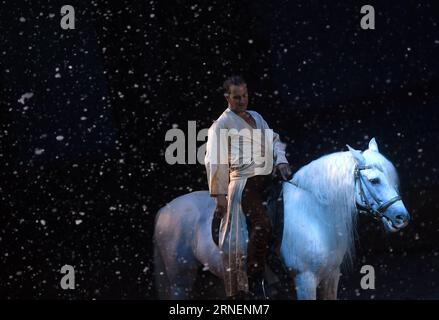 Pferdeshow Cavalia a Pechino (160630) -- PECHINO, 29 giugno 2016 -- Un artista cavalca un cavallo durante lo spettacolo Cavalia tenutosi nel Parco Chaoyang a Pechino, capitale della Cina, 29 giugno 2016. Cavilia è un nuovo mix di arti equestri e performative, multimedia ed effetti speciali, che integrano in modo innovativo acrobazie, danza, acrobazie aeree e musica dal vivo. Ha iniziato il suo tour mondiale nell'estate del 2003.) (wx) CHINA-BEIJING-CAVALIA SHOW (CN) JinxLiangkuai PUBLICATIONxNOTxINxCHN Horse Show Cavalia a Pechino 160630 Pechino giugno 29 2016 un Performer cavalca un cavallo durante il Cavalia Show Hero a Chao Yang P. Foto Stock