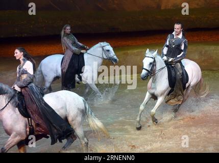 Pferdeshow Cavalia a Pechino (160630) -- PECHINO, 29 giugno 2016 -- gli artisti cavalcano i cavalli durante lo spettacolo Cavalia tenutosi nel Parco Chaoyang a Pechino, capitale della Cina, 29 giugno 2016. Cavilia è un nuovo mix di arti equestri e performative, multimedia ed effetti speciali, che integrano in modo innovativo acrobazie, danza, acrobazie aeree e musica dal vivo. Ha iniziato il suo tour mondiale nell'estate del 2003.) (wx) CHINA-BEIJING-CAVALIA SHOW (CN) JinxLiangkuai PUBLICATIONxNOTxINxCHN Horse Show Cavalia a Pechino 160630 Pechino giugno 29 2016 Performers Ride Horses durante il Cavalia Show Hero a Chao Yang Park in Foto Stock