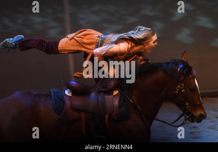 Bilder des Tages Pferdeshow Cavalia in Peking (160630) -- BEIJING, June 29, 2016 -- A performer rides a horse during the Cavalia show held in Chaoyang Park in Beijing, capital of China, June 29, 2016. Cavilia is a fresh mix of equestrian and performing arts, multimedia and special effects, innovatively integrating acrobatics, dance, aerial stunts and live music. It began its world tour in the summer of 2003. ) (wx) CHINA-BEIJING-CAVALIA SHOW (CN) JinxLiangkuai PUBLICATIONxNOTxINxCHN   Images the Day Horse show Cavalia in Beijing 160630 Beijing June 29 2016 a Performer Rides a Horse during The Stock Photo