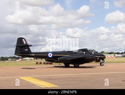 Gloster Meteor T7 jet WA638 si prepara a lasciare il Royal International Air Tattoo del 2023 Foto Stock