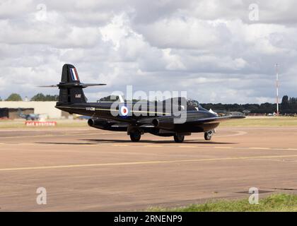 Gloster Meteor T7 jet WA638 si prepara a lasciare il Royal International Air Tattoo del 2023 Foto Stock