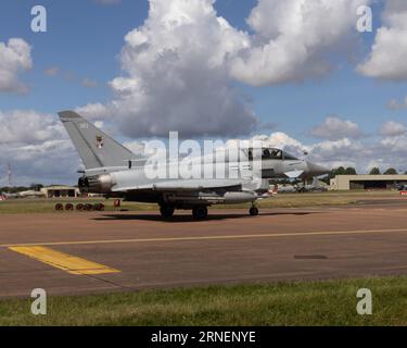 Un Eurofighter Typhoon a due posti del 12 Squadron si prepara a lasciare il Royal International Air Tattoo del 2023 Foto Stock