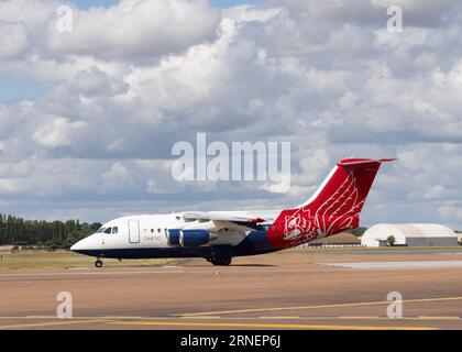 L'aereo turboelica British Aerospace 146 di QinetiQ si prepara a lasciare il Royal International Air Tattoo del 2023 Foto Stock