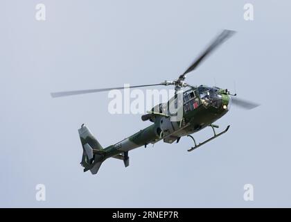 Un elicottero britannico Army Aerospatiale Gazelle che lascia il Royal International Air Tattoo del 2023 Foto Stock