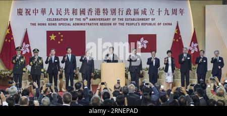 (160701) -- HONG KONG, 1° luglio 2016 -- Tung Chee-hwa (5° L), vicepresidente del Comitato nazionale della Conferenza politica consultiva del popolo cinese, Hong Kong Special Administrative Region (HKSAR), amministratore delegato Leung Chun-Ying (6° L) e capo dell'Ufficio di collegamento del governo centrale del popolo di Hong Kong Zhang Xiaoming (4th L) partecipa ad un cocktail party presso l'Hong Kong Convention and Exhibition Center di Hong Kong, Cina meridionale, 1 luglio 2016. Il cocktail party si è tenuto in occasione del 19° anniversario dell'istituzione della HKSAR. ) (RY) CHINA-HONG KONG-RETURN-19TH ANNIVER Foto Stock