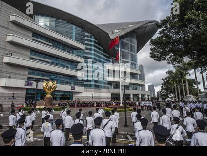 (160701) -- HONG KONG, 1° luglio 2016 -- Una cerimonia di innalzamento della bandiera si tiene presso Golden Bauhinia Square a Hong Kong, Cina meridionale, il 1° luglio 2016, per celebrare il 19° anniversario dell'istituzione della regione amministrativa speciale di Hong Kong. ) (Ry) CINA-HONG KONG-RETURN-19TH ANNIVERSARY(CN) LuixSiuxWai PUBLICATIONxNOTxINxCHN Hong Kong 1 luglio 2016 una cerimonia di innalzamento bandiera È eroe PRESSO Golden Bauhinia Square a Hong Kong Cina meridionale 1 luglio 2016 per celebrare il 19 ° anniversario dell'istituzione della regione amministrativa speciale di Hong Kong Ry China Hong Kong ritorno 19th anniversario CN LuixSi Foto Stock
