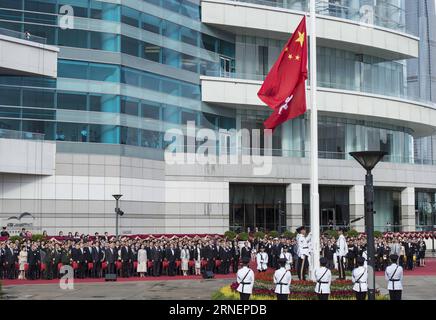(160701) -- HONG KONG, 1° luglio 2016 -- Una cerimonia di innalzamento della bandiera si tiene presso Golden Bauhinia Square a Hong Kong, Cina meridionale, il 1° luglio 2016, per celebrare il 19° anniversario dell'istituzione della regione amministrativa speciale di Hong Kong. ) (Ry) CINA-HONG KONG-RETURN-19TH ANNIVERSARY(CN) LuixSiuxWai PUBLICATIONxNOTxINxCHN Hong Kong 1 luglio 2016 una cerimonia di innalzamento bandiera È eroe PRESSO Golden Bauhinia Square a Hong Kong Cina meridionale 1 luglio 2016 per celebrare il 19 ° anniversario dell'istituzione della regione amministrativa speciale di Hong Kong Ry China Hong Kong ritorno 19th anniversario CN LuixSi Foto Stock