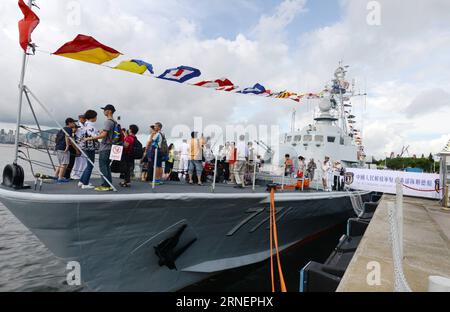(160701) -- HONG KONG, 1 luglio 2016 -- i residenti locali visitano la Shunde Missle Frigate di Hong Kong guarnigione dell'Esercito Popolare Cinese di Liberazione (PLA) durante l'Open Day a Hong Kong nel sud della Cina, 1 luglio 2016. Per celebrare il diciannovesimo anniversario del ritorno di Hong Kong nella madrepatria, la guarnigione di Hong Kong del PLA ha tenuto un open day, permettendo ai residenti locali di visitare le loro caserme il venerdì. )(wjq) CHINA-HONG KONG-PLA GARRISON-OPEN DAY (CN) LiuxYun PUBLICATIONxNOTxINxCHN 160701 Hong Kong 1 luglio 2016 i residenti locali visitano il Frigato missilistico Shunde di Hong Kong guarnigione delle celebrità cinesi Foto Stock