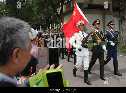 (160701) -- HONG KONG, 1 luglio 2016 -- i soldati della guarnigione di Hong Kong dell'Esercito Popolare Cinese di Liberazione (PLA) si esibiscono durante l'Open Day nella Cina meridionale di Hong Kong, 1 luglio 2016. Per celebrare il diciannovesimo anniversario del ritorno di Hong Kong nella madrepatria, la guarnigione di Hong Kong del PLA ha tenuto un open day, permettendo ai residenti locali di visitare le loro caserme il venerdì. )(wjq) CHINA-HONG KONG-PLA GARRISON-OPEN DAY (CN ) WangxShen PUBLICATIONxNOTxINxCHN 160701 Hong Kong 1 luglio 2016 soldati della guarnigione di Hong Kong dell'Esercito di Liberazione delle celebrità cinesi PLA si esibiscono durante l'Open Day nel Sud chi Foto Stock