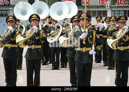 (160701) -- HONG KONG, 1 luglio 2016 -- la banda militare della guarnigione di Hong Kong dell'Esercito Popolare di Liberazione Cinese (PLA) si esibisce durante l'Open Day a Hong Kong nel sud della Cina, 1 luglio 2016. Per celebrare il diciannovesimo anniversario del ritorno di Hong Kong nella madrepatria, la guarnigione di Hong Kong del PLA ha tenuto un open day, permettendo ai residenti locali di visitare le loro caserme il venerdì. )(wjq/mp) CHINA-HONG KONG-PLA GARRISON-OPEN DAY (CN ) WangxShen PUBLICATIONxNOTxINxCHN 160701 Hong Kong 1 luglio 2016 il legame militare della guarnigione di Hong Kong dell'Esercito di Liberazione delle celebrità cinesi PLA si esibisce durante l'o Foto Stock