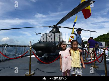 (160701) -- HONG KONG, July 1, 2016 -- Girls pose for pictures in front of a gunship of Hong Kong Garrison of the Chinese People s Liberation Army (PLA) during the open day in south China s Hong Kong, July 1, 2016. To celebrate the 19th anniversary of Hong Kong s return to the motherland, Hong Kong Garrison of PLA held an open day, allowing local residents to visit their barracks on Friday. )(wjq) CHINA-HONG KONG-PLA GARRISON-OPEN DAY (CN) LiuxYun PUBLICATIONxNOTxINxCHN   160701 Hong Kong July 1 2016 Girls Pose for Pictures in Front of a Gunship of Hong Kong Garrison of The Chinese Celebrities Foto Stock